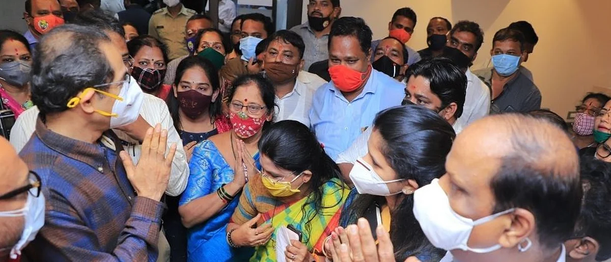 uddhav thackeray meets shivsaniks from wadala and mahim