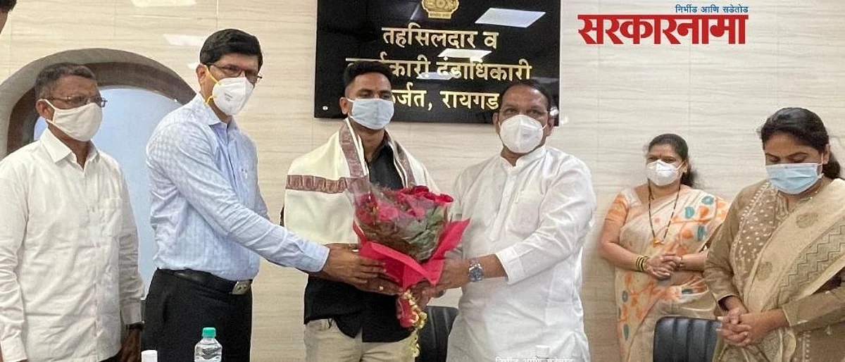 असाही आदर्श...आधी वाचवला जीव अन् आता उचलणार शिक्षणाचा भार!