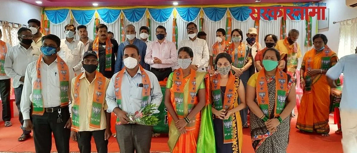 Shiv Sena Zilla Parishad member Manda Shivalkar joins BJP