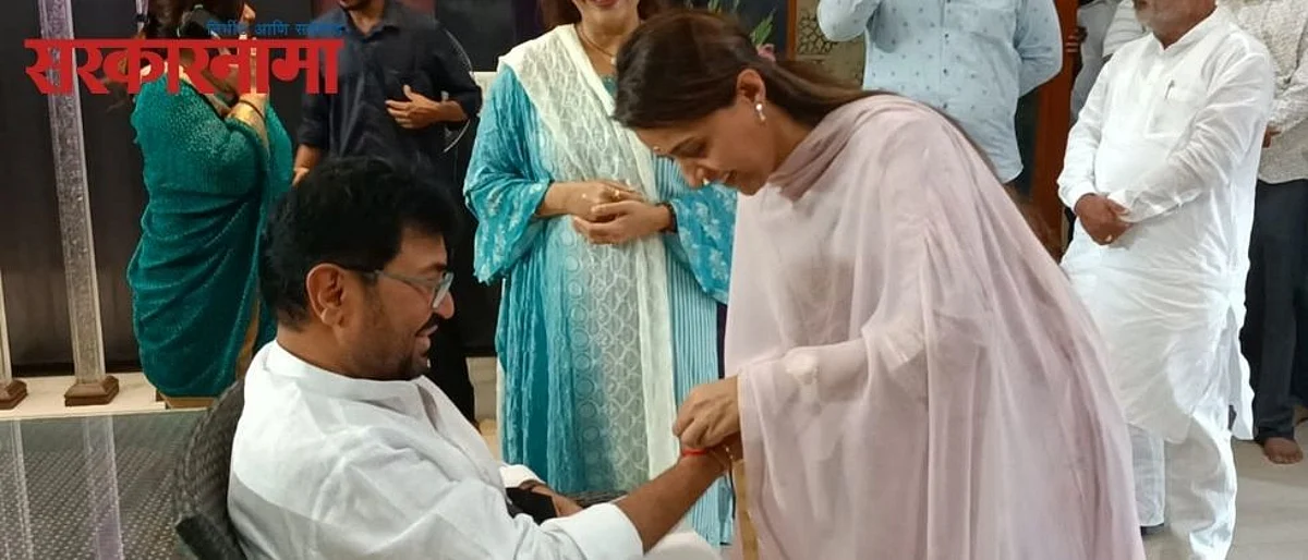राजकारणापलीकडचे नाते: खासदार प्रीतम मुंडेनी बांधली खोतकरांना राखी..