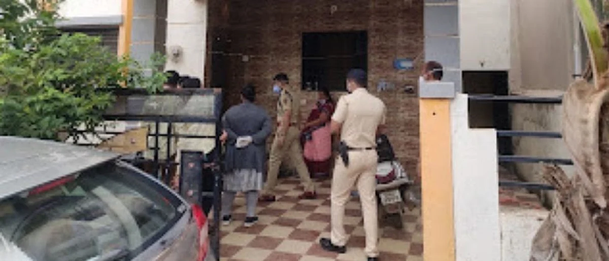 व्यावसायिकाची पत्नी व मुलीसह आत्महत्या