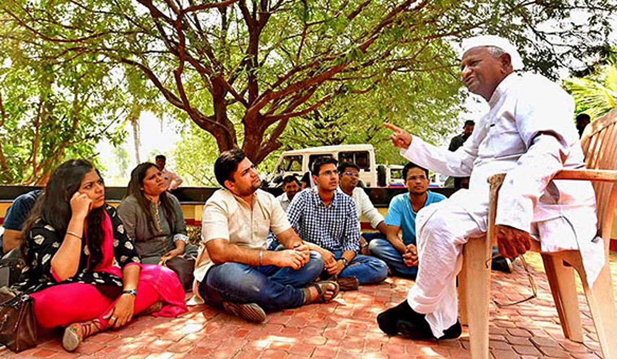 ഹസാരെ കോമാളിയോ മഹാത്മാവോ അല്ല