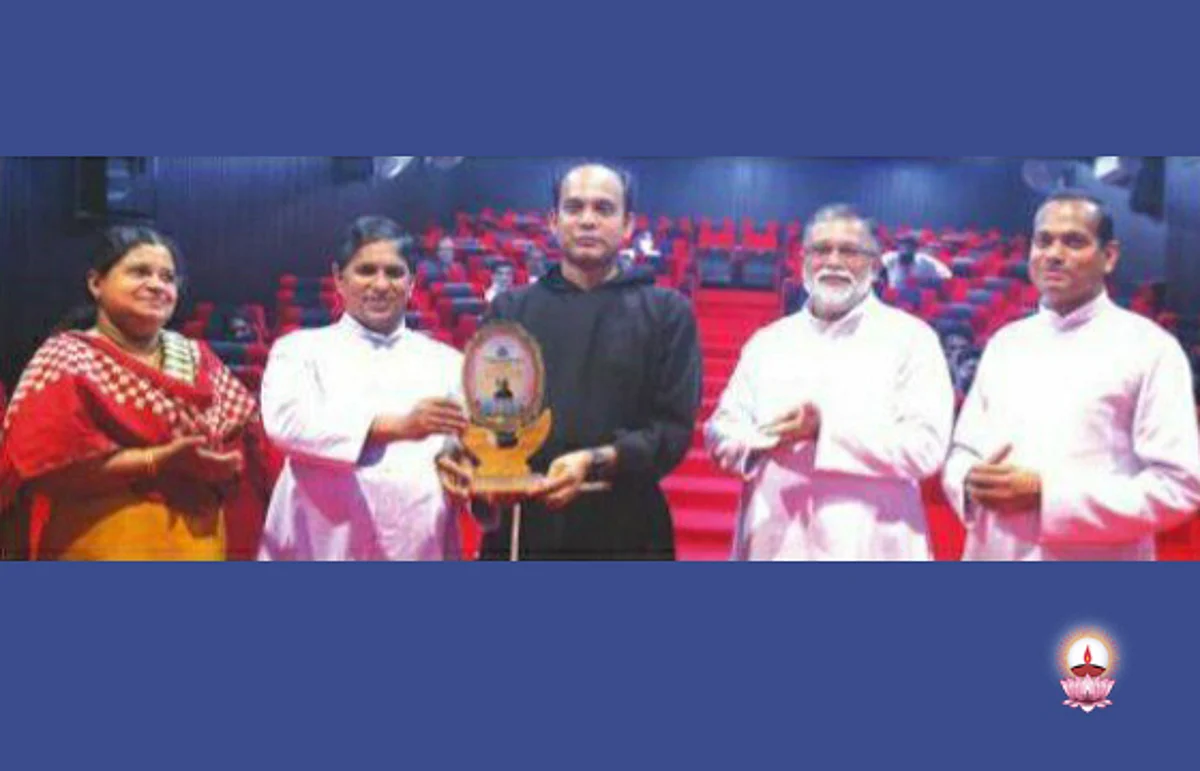 നവസംവിധായക പുരസ്കാരം നല്കി
