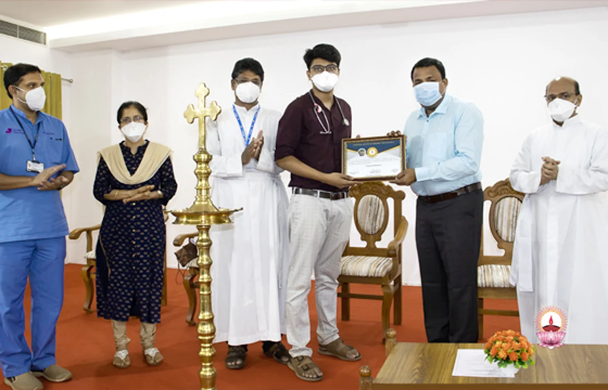 ഡോ. അജയ് 5 ലക്ഷം രൂപയുടെ കാഷ് അവാര്ഡ് നേടി