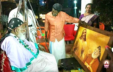 <em>വലിയ മെത്രാപ്പോലീത്തയുടെ തമാശകേട്ട് ചിരിക്കുന്ന യേശുവിന്റെയും തിരുമേനിയുടെയും ചിത്രം വരച്ച് ക്രിസോസ്റ്റം വലിയ മെത്രാപ്പോലീത്തയ്ക്കു സമ്മാനിക്കുന്നു…</em>