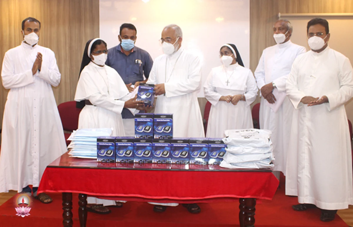 കോവിഡ് പ്രതിരോധം-ഹോസ്പിറ്റലുകളിലേയ്ക്ക് മെഡിക്കല് ഉപകരണങ്ങള് വിതരണം ചെയ്തു
