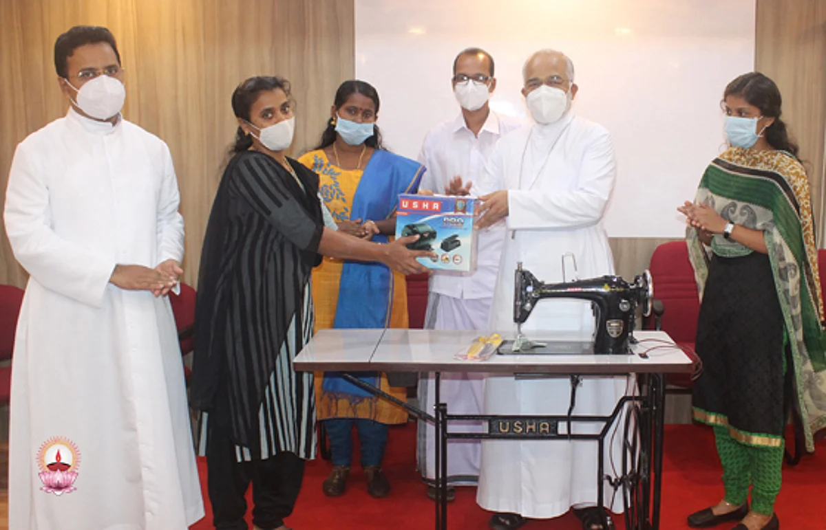 തയ്യല് മിത്രാ പദ്ധതി രണ്ടാം ഘട്ടം തയ്യല് മെഷീനുകള് വിതരണം ചെയ്തു