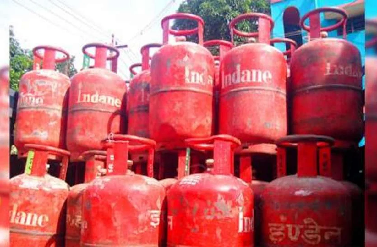 திடீரென ரூ.50 உயர்ந்த சிலிண்டர் விலை: இல்லத்தரசிகள் அதிர்ச்சி!
