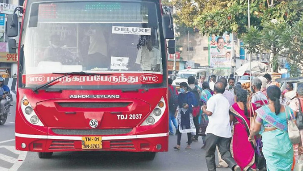காற்றில் பறக்கவிடப்பட்ட கொரோனா விதிமுறைகள்: பேருந்துகளில் அளவுக்கு மீறி கூட்டம்!