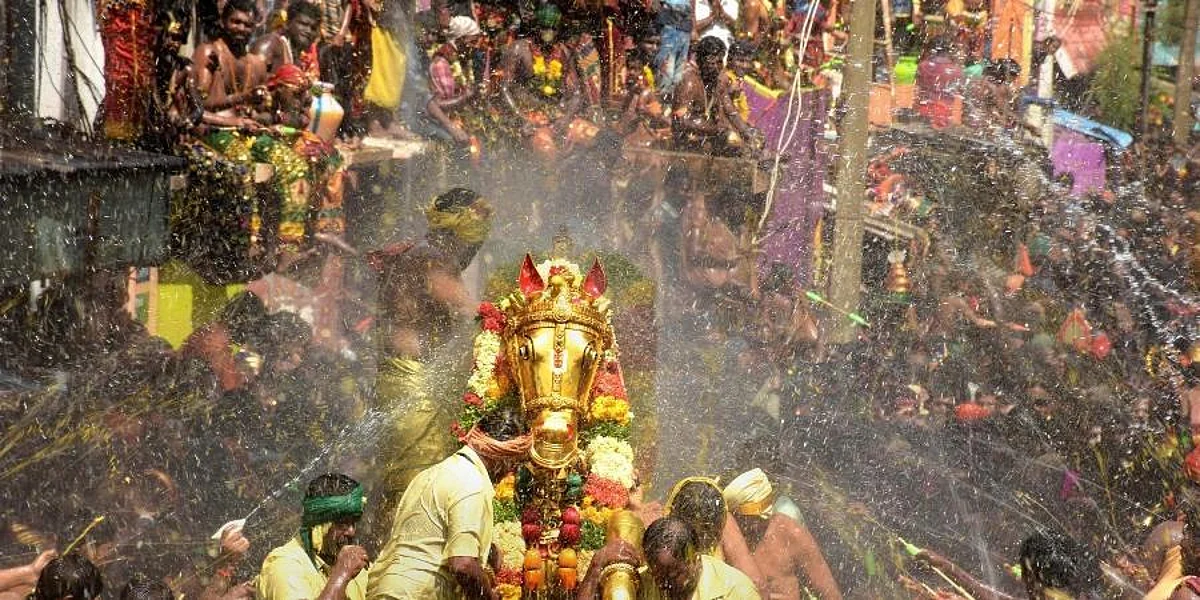 கள்ளழகர் வைகை ஆற்றில் இறங்க அனுமதி உண்டா? மதுரை ஐகோர்ட் அதிரடி உத்தரவு!