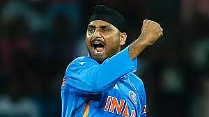 <div class="paragraphs"><p>Virat and Rahul got Emotional after Harbhajan Singh's Retirement</p></div>