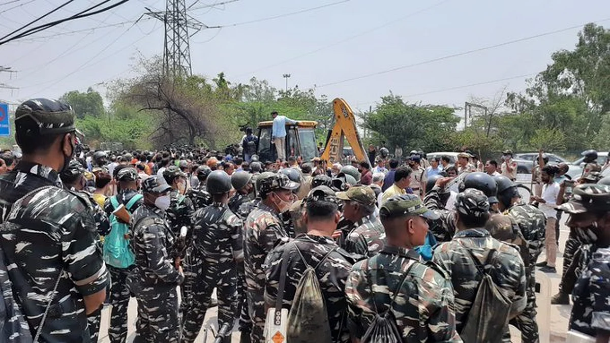 SC asks South Delhi officials as to why 'anti-encroachment drive was conducted despite hearing