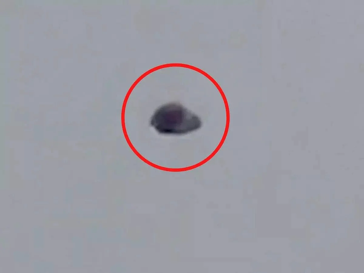 A UFO Like Football Seen Over The Sea By The US Navy, Then Suddenly Disappeared