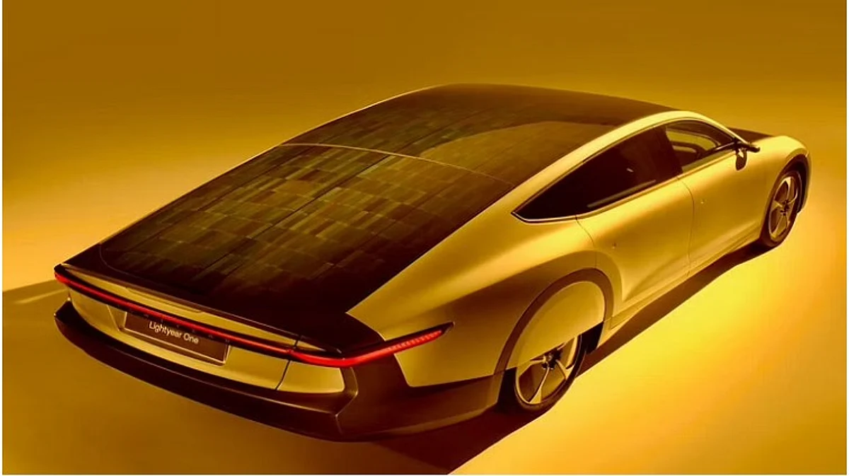 World's First Solar Car: Runs For 7 Months At A Speed Of 625 KMPH On Full Charge