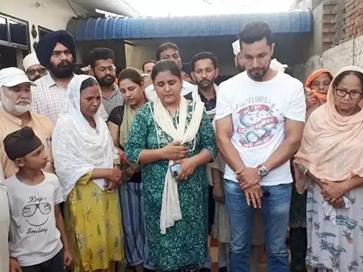 Randeep Hooda gave shoulder to the meaning of Sarabjit's sister Dalbir Kaur, who was martyred in Pak jail, kept her 5-year-old promise