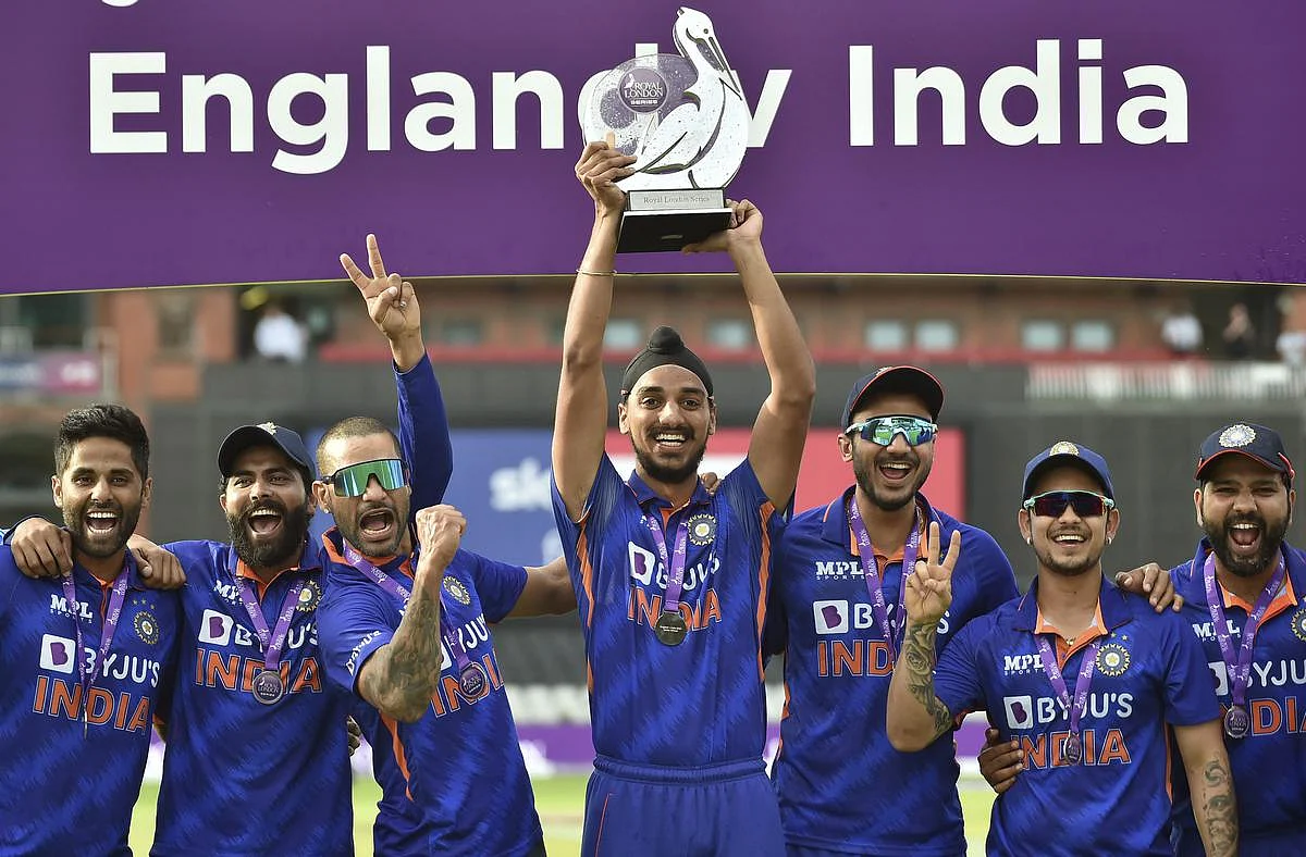 Indian team lifting the trophy after winning the series 2-1.
