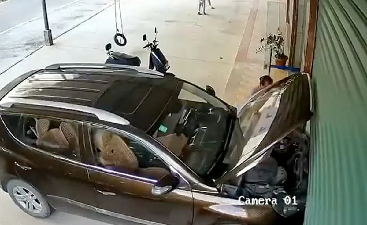 Viral Video On Social Media: Shocking Accident During Automatic Car Is Being Repaired
