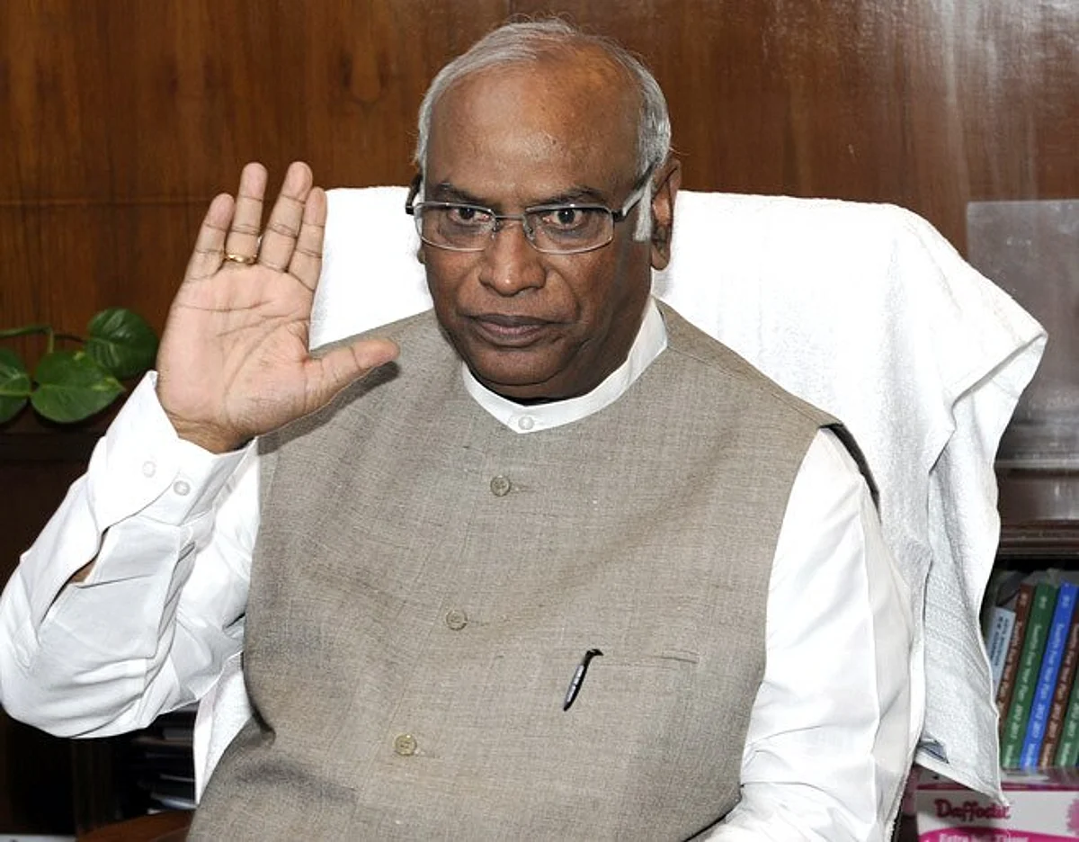 MalIikarjun kharge said, If Congress wins 40 Seats, Then Modi will Hang Hangings at Vijay Chowk
