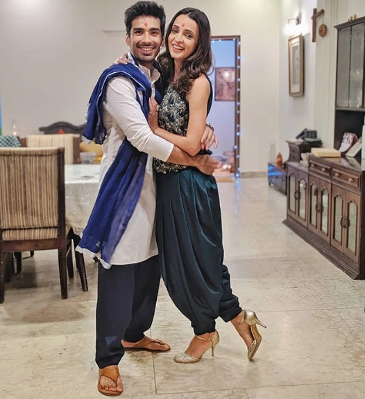 Sanaya Irani & Husband Mohit Sehgal Enjoy their Sunday Brunch with Friends