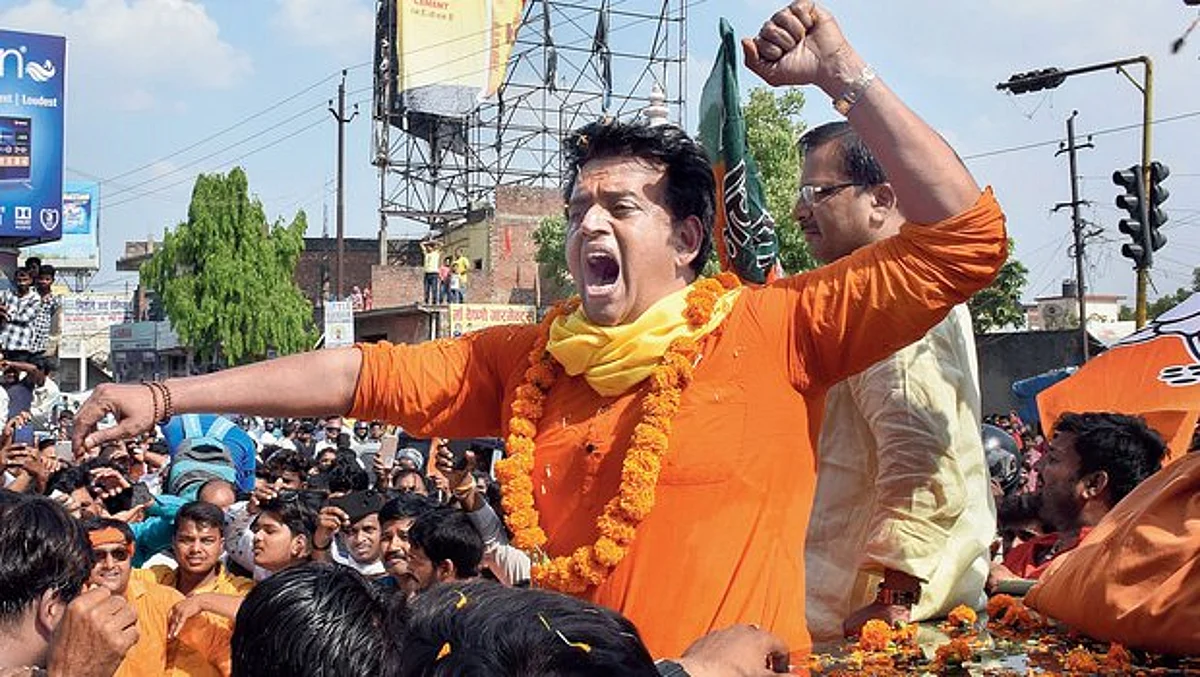 Ravi Kishan Asks for Votes in Favor of BJP in the Road Show