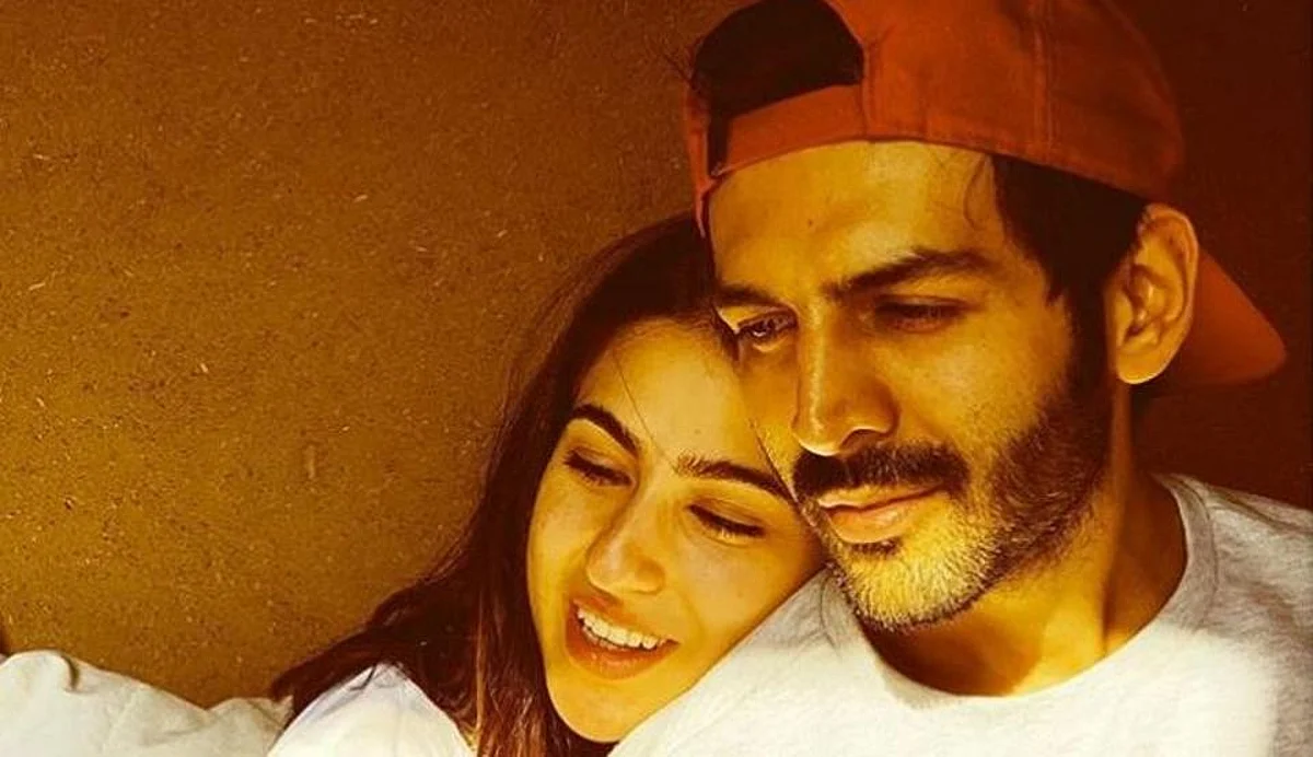 Sara Ali Khan Shares a Cute Picture with Kartik Aaryan, See it!!!