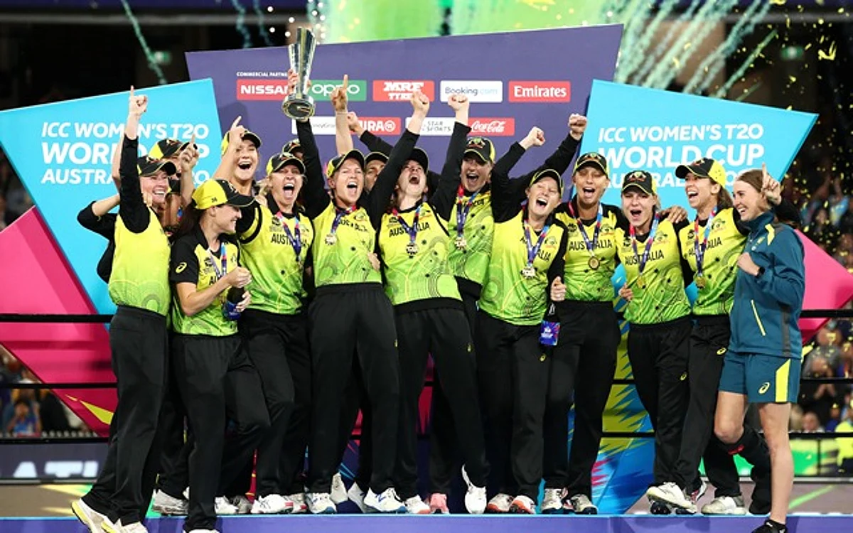 MELBOURNE, AUSTRALIA - MARCH 08: Meg Lanning of Australia and team mates celebrate with the ICC T20 Trophy after winning the ICC Women's T20 Cricket World Cup Final match between India and Australia at the Melbourne Cricket Ground on March 08, 2020 in Melbourne, Australia. (Photo by Cameron Spencer/Getty Images)
