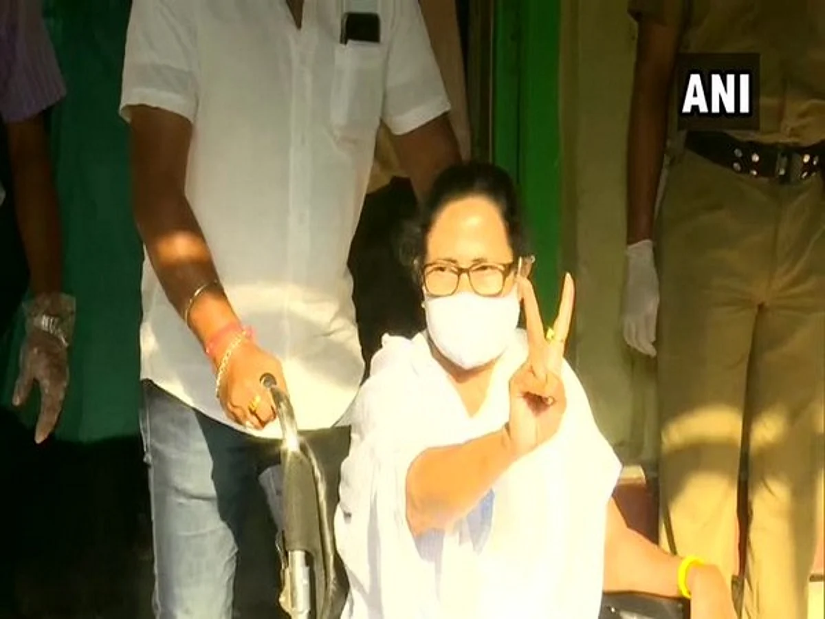 Mamata Banerjee Casts her Vote, Shows Victory Sign