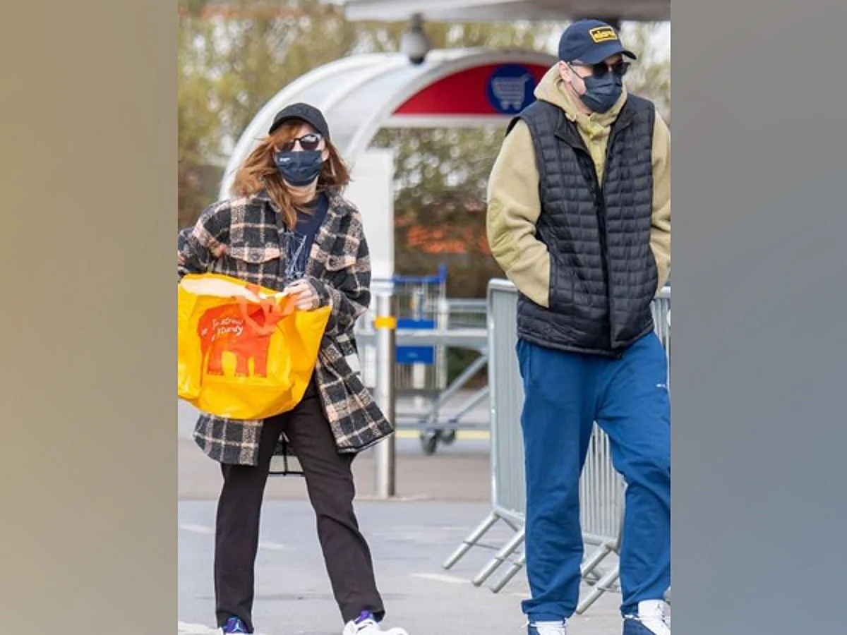 Pete Davidson, Phoebe Dynevor confirm romance by publicly strolling on UK roads