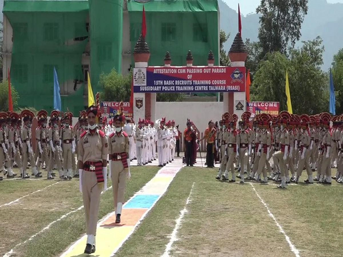 J-K Police recruits as constables, over 600 candidates who passed basic training course