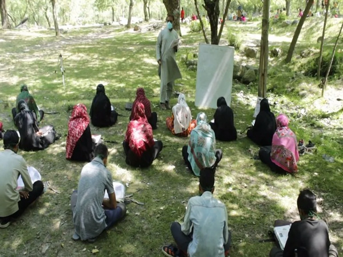 Open-air community classes started in J-K’s Anantnag due to lack of digital access