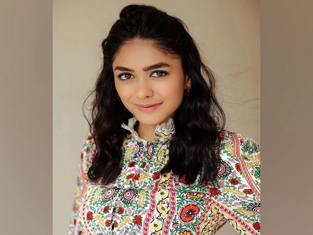 Here’s how B-Town wished Mrunal Thakur on her birthday