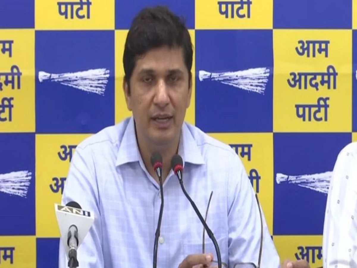 BJP looting Delhi municipal corporation by putting up ads without paying dues: AAP
