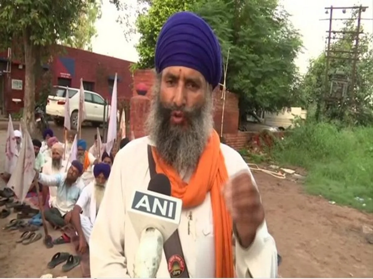 Farmers stage protest after misbehaviour by cop in Amritsar