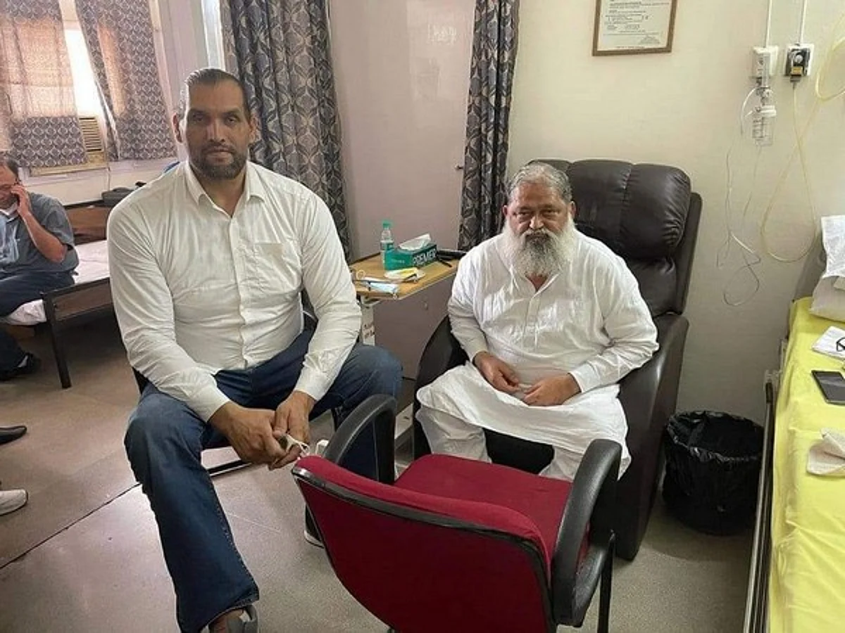 Great Khali meets Anil Vij in PGI Chandigarh, enquires about his health