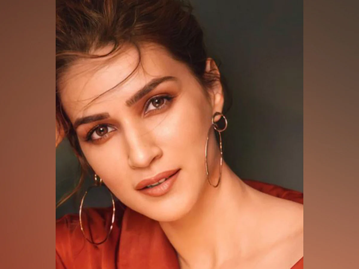 Kriti Sanon aces street-style look in ‘cute’ top made by her mom