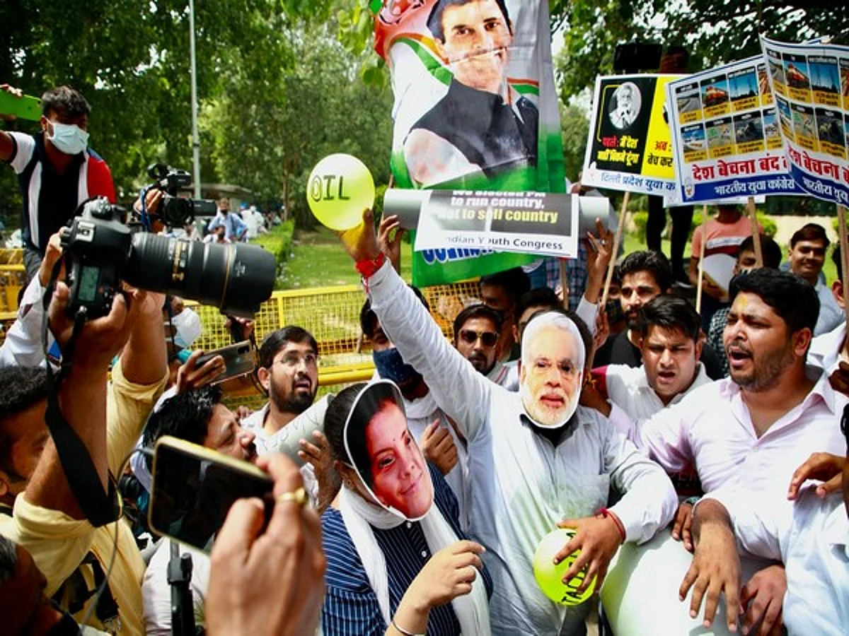 Youth Congress holds protest against BJP-led government over National Monetization Pipeline