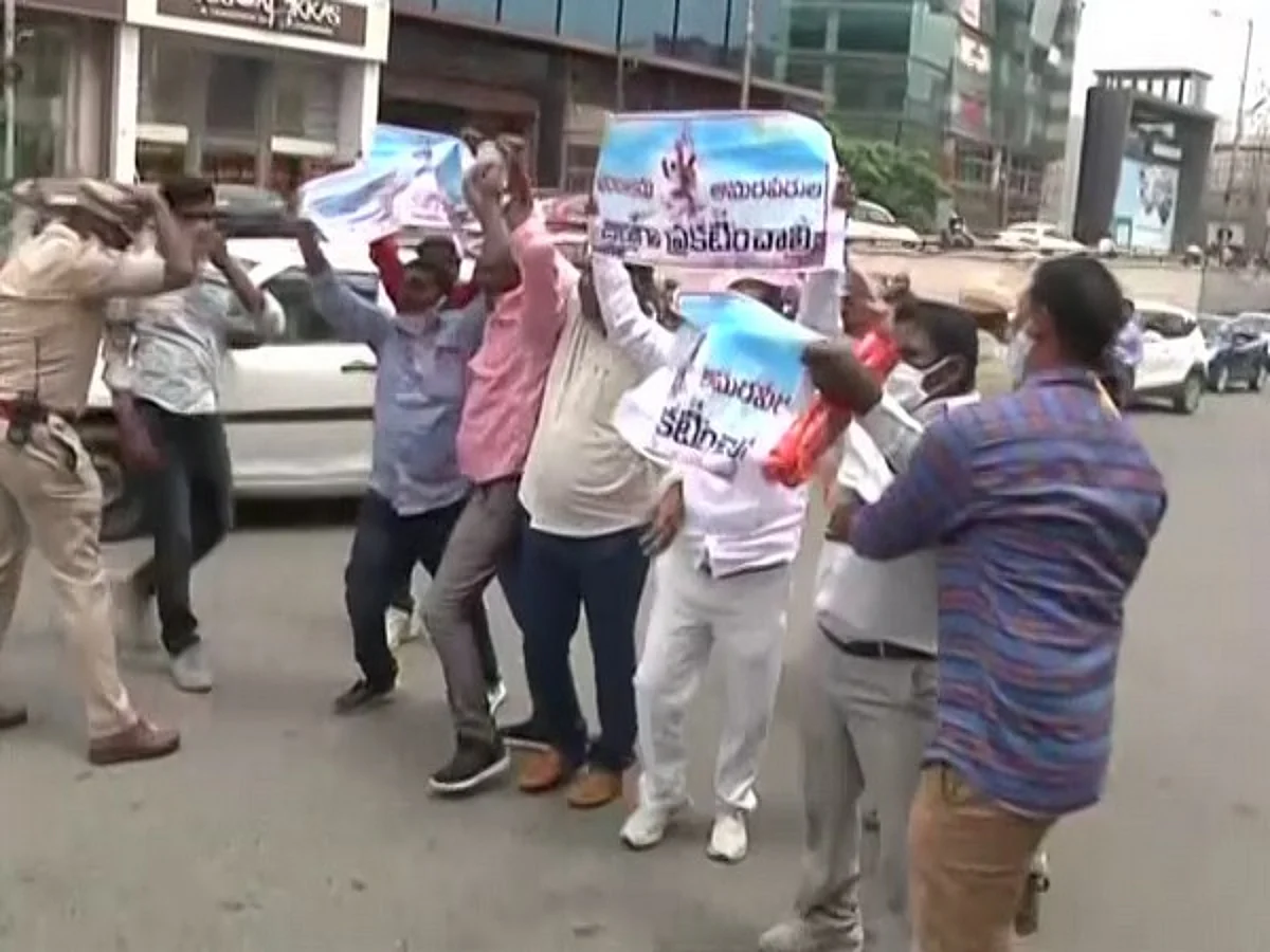 Hyderabad: Sadhana Samithi demands to make Parakala separate district, protests in front of CM Camp Office