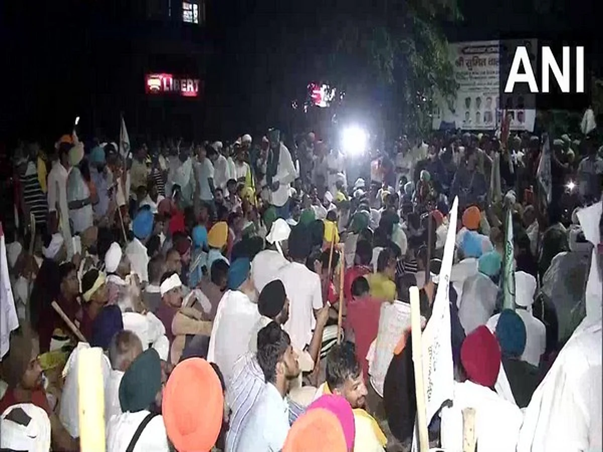 Agitating farmers reach Karnal mini secretariat after talks break down, Tikait says protest to continue