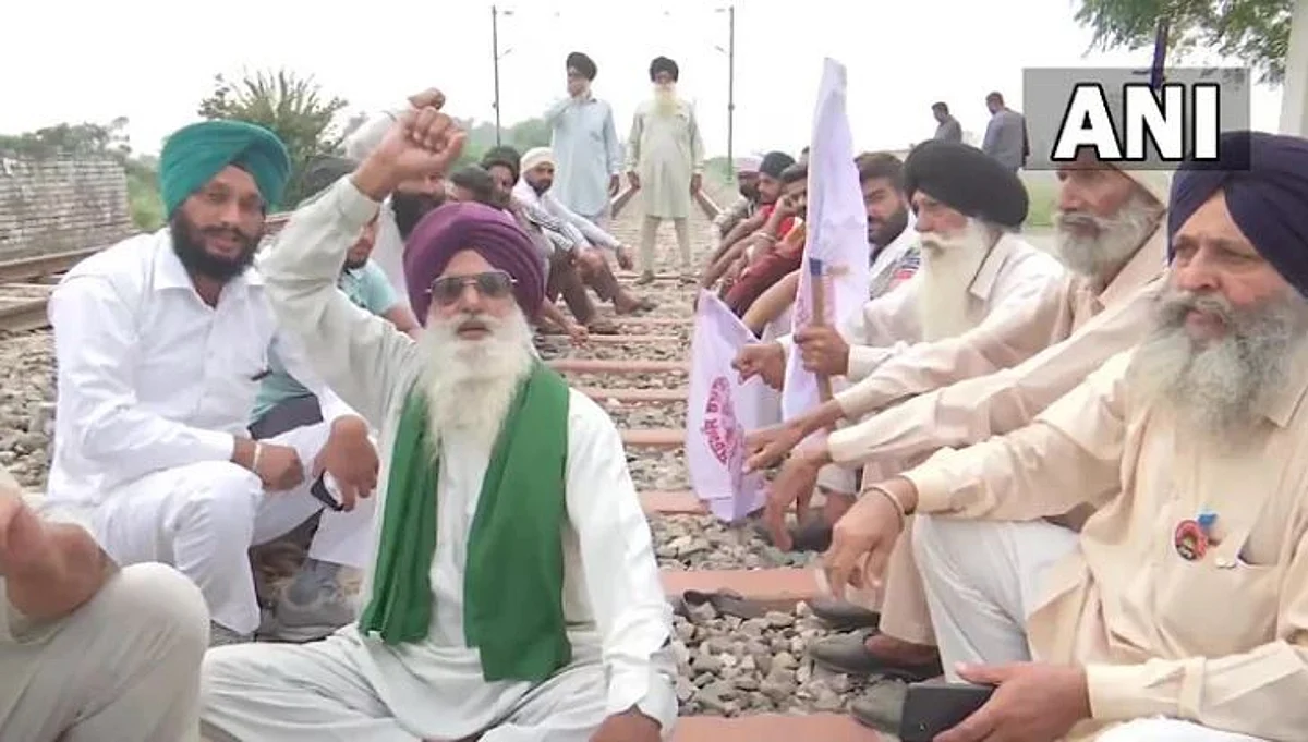 Kisan ‘Rail Roko’ Movement of Farmers Started in Punjab, Protesters Sitting on Railway Track