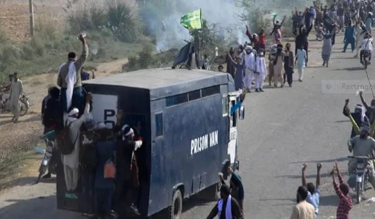 Pakistan: 8 killed in Clashes between banned Organization TLP and the Imran Government