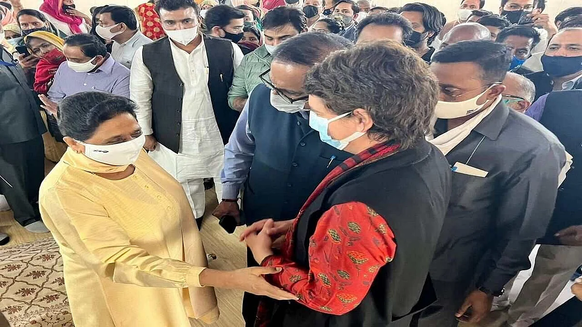 Priyanka Gandhi reached Mayawati’s House, Expressed Grief over her Mother’s Death