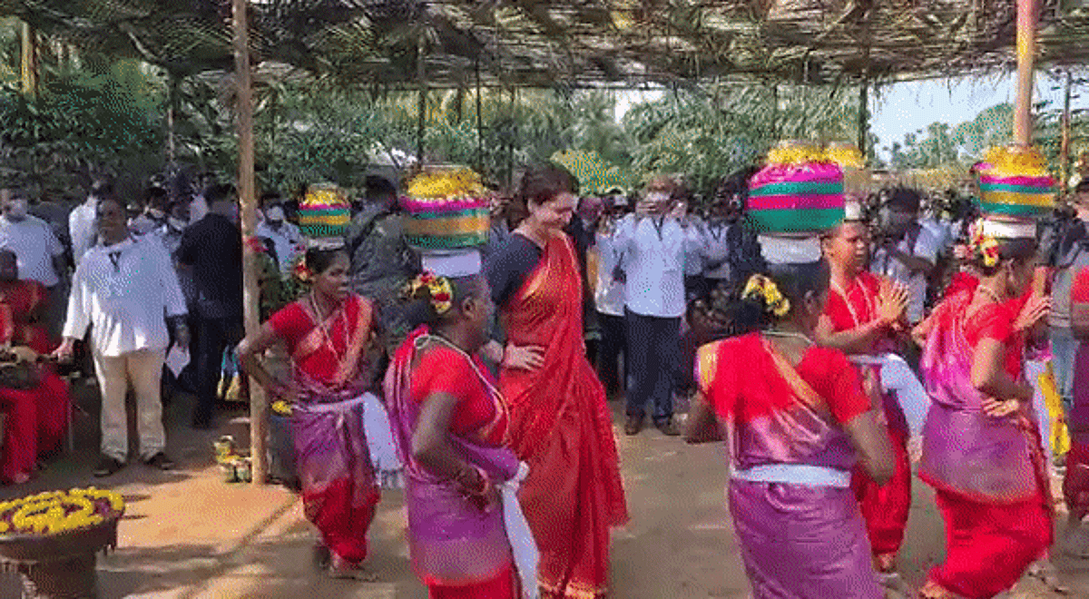 देश CDS के शोक में डूबा उधर प्रियंका गांधी
गोवा में नृत्य करती नजर आईं‚ सोशल मीडिया यूजर्स ने जताई नाराजगी