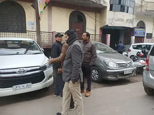 <div class="paragraphs"><p>कार्रवाई के दौरान पुष्पराज के घर के बाहर भारी पुलिस जाब्ता रहा।</p></div>