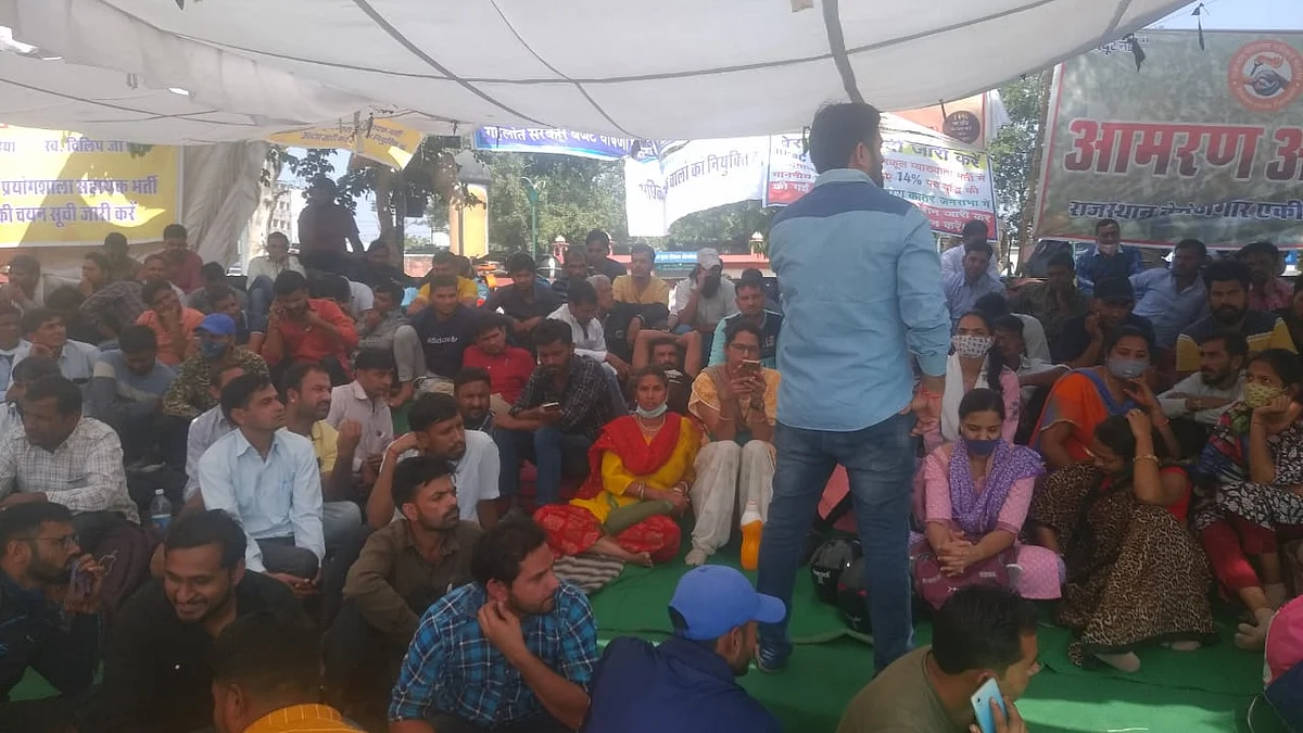 REET Exam में पदों को बढ़ाने की मांग, शहीद स्मारक पर धरना जारी