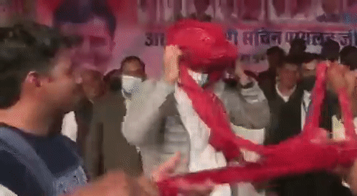 साफा बांधने में कांग्रेस नेता 'कैप्टन' सचिन पायलट का जवाब नहीं, 2 मिनट में 51 फीट लंबा साफा बांध ग्रामीणों को अपनेपन का कराया अहसास