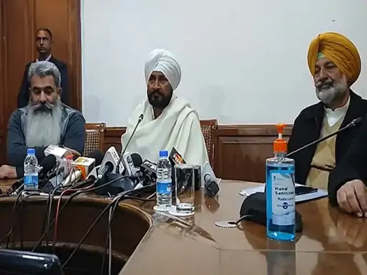 प्रेस कॉन्फ्रेंस में पंजाब के मुख्यमंत्री चरणजीत सिंह चन्नी कपुरथला मामले पर मीडिया को सफाई देते हुए।