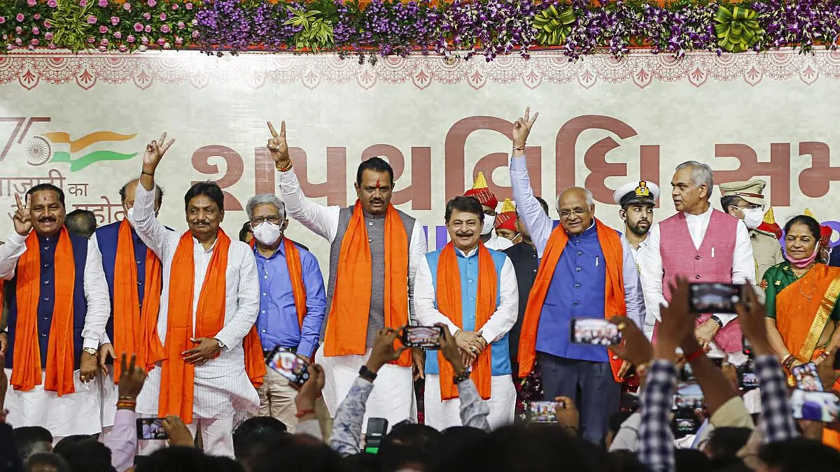 बदल डाला पूरा मंत्रीमंडल, युवाओं पर दांव,जातीय तालमेल का ख्याल ! चुनावों से पहले जानिए गुजरात भाजपा के पूरे समीकरण का विश्लेषण