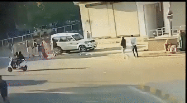 CCTV फुटेज : पुलिस कस्टडी में बदमाश की पीठ में शूटर्स ने 5 गोलियां मारी, मौत, पुलिस मूकदर्शक बन देखती रह गई