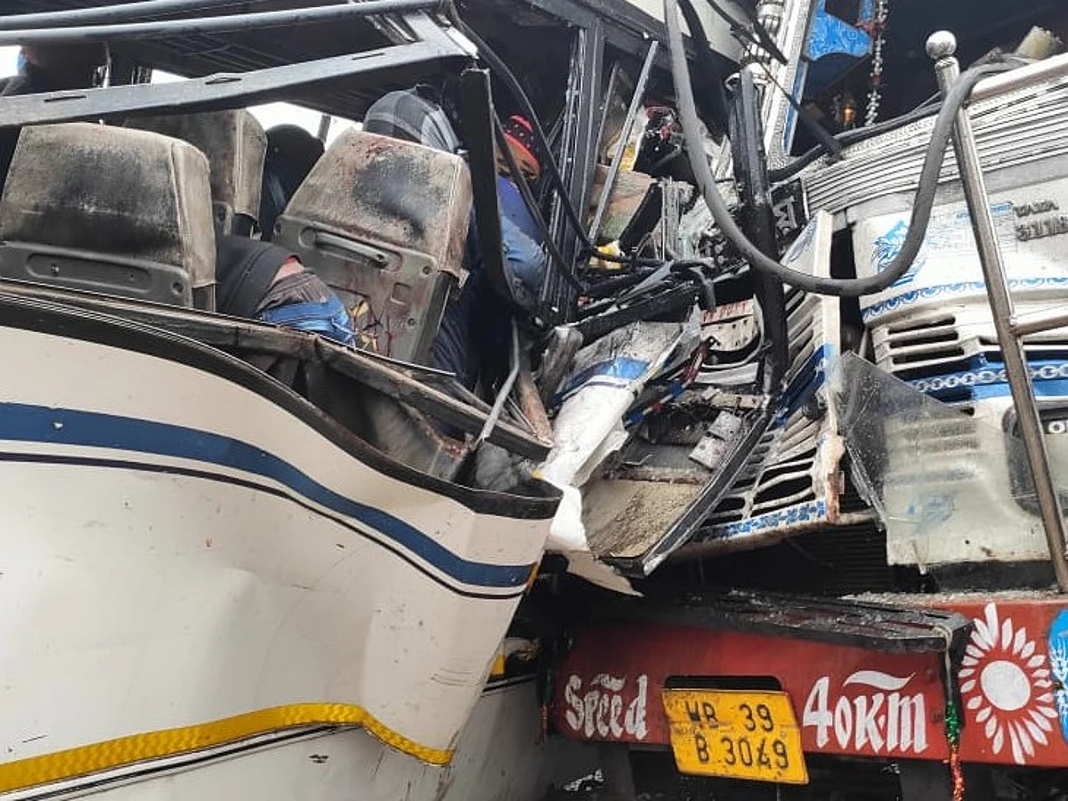 झारखंड में बस और ट्रक भिड़त में 10 की मौत, 40 से ज्यादा लोग थे बस में सवार