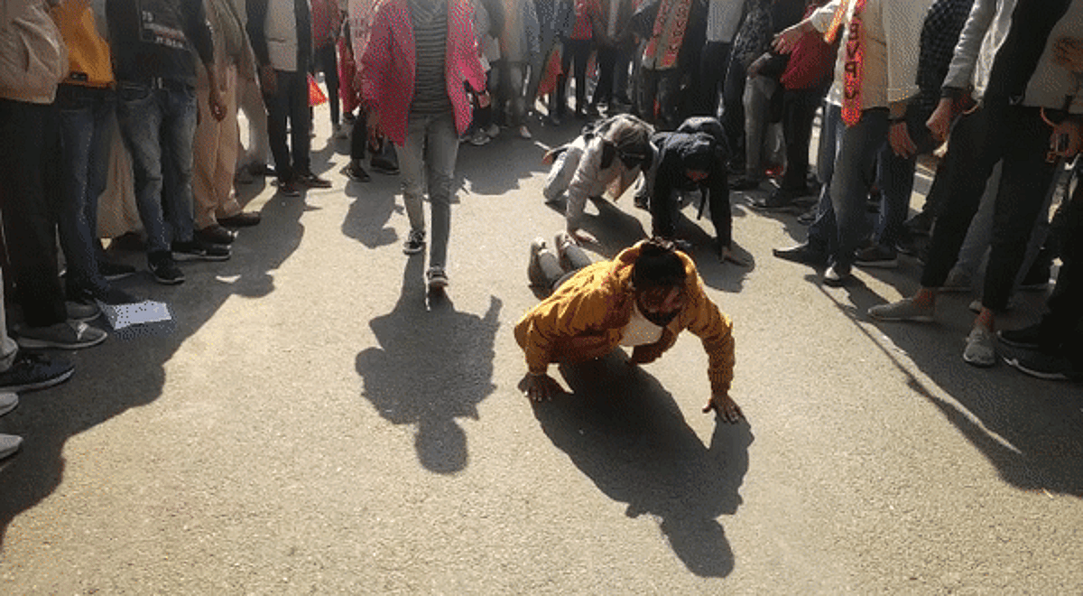 दंडोती लगाकर आरोपियों की जल्द से जल्द गिरफ्तारी की मांग करती युवती।